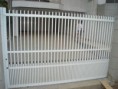 /album/galeria-de-fotos-pagina-inicial/port%c3%a3o-de-aluminio-branco-com-fechadinho-em-baixo-jpg/